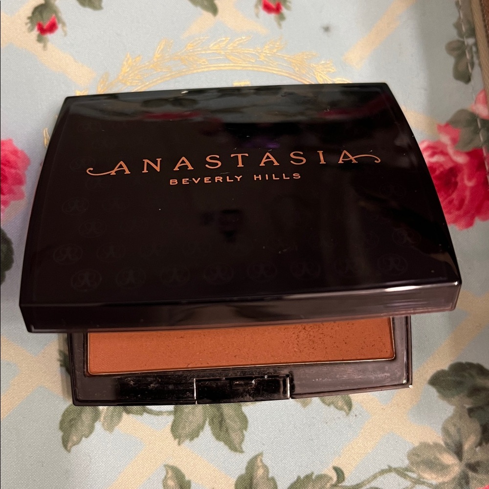 Anastasia Beverly Hills Matte Bronzer in Black Compact